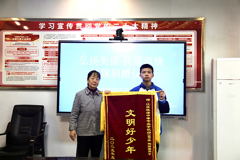 濱海中專：一學(xué)生熱心助老展風采