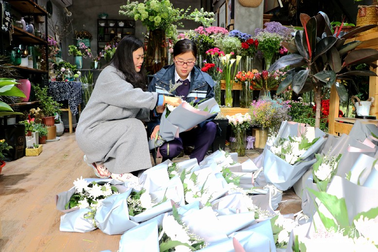 清明節(jié)市民購(gòu)買(mǎi)鮮花祭奠親人