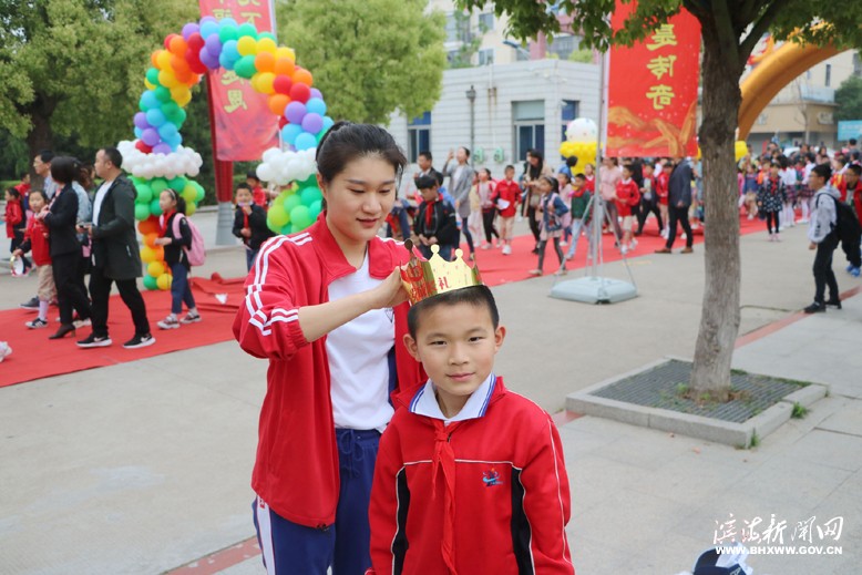 縣實(shí)驗(yàn)小學(xué)新建南路校區(qū)舉行十歲成長儀式