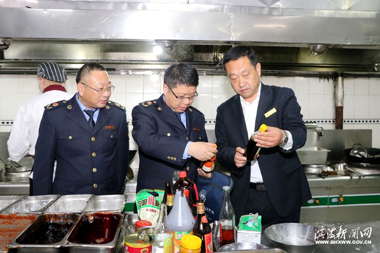 縣市場監(jiān)管局工作人員檢查高考、中考期間餐飲服務(wù)安全監(jiān)管工作