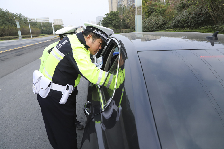 縣交警部門(mén)嚴(yán)查駕乘人員安全帶使用情況