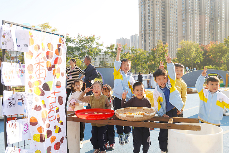 縣幼兒園西湖路分園開展“萌娃曬秋樂享豐收”活動(dòng)