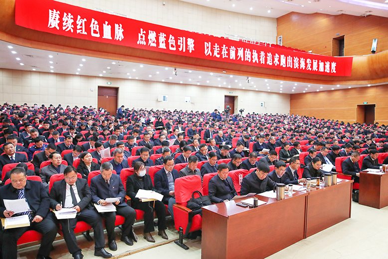 參加縣委十三屆六次全會與會人員認(rèn)真聆聽縣委全會報告