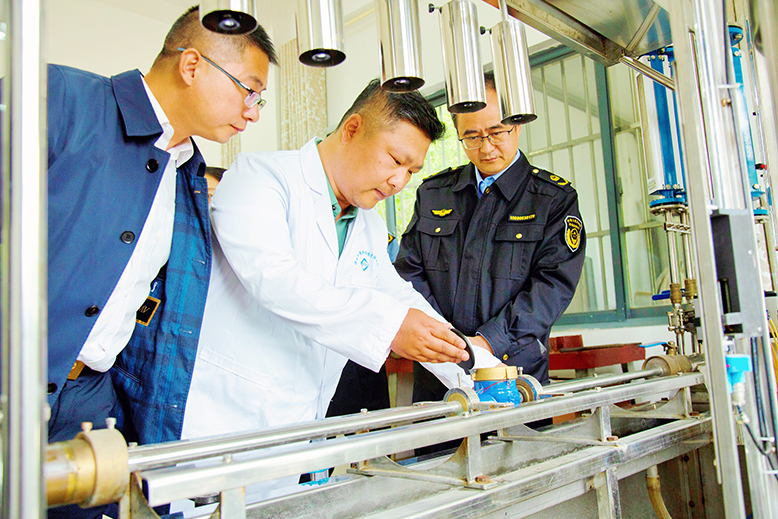縣綜合檢測(cè)中心對(duì)縣水表檢定站組織開(kāi)展民用水表專項(xiàng)檢查