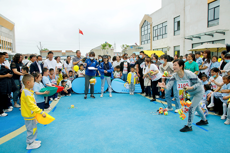 縣實驗幼兒園舉辦“共情陪伴迎‘六一’悅享運(yùn)動向未來”活動