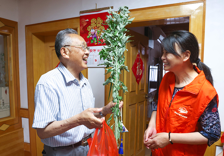 濱海澄樂居居家養(yǎng)老服務中心舉辦“粽葉飄香話端午”及慰問老年人活動