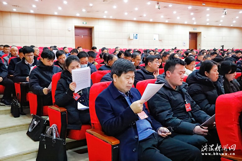 政協(xié)委員認(rèn)真聆聽大會報告