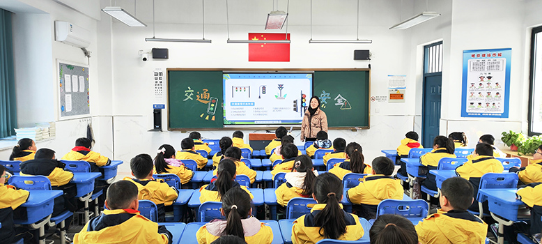 我縣各小學(xué)開展“交通安全知識進(jìn)校園”活動