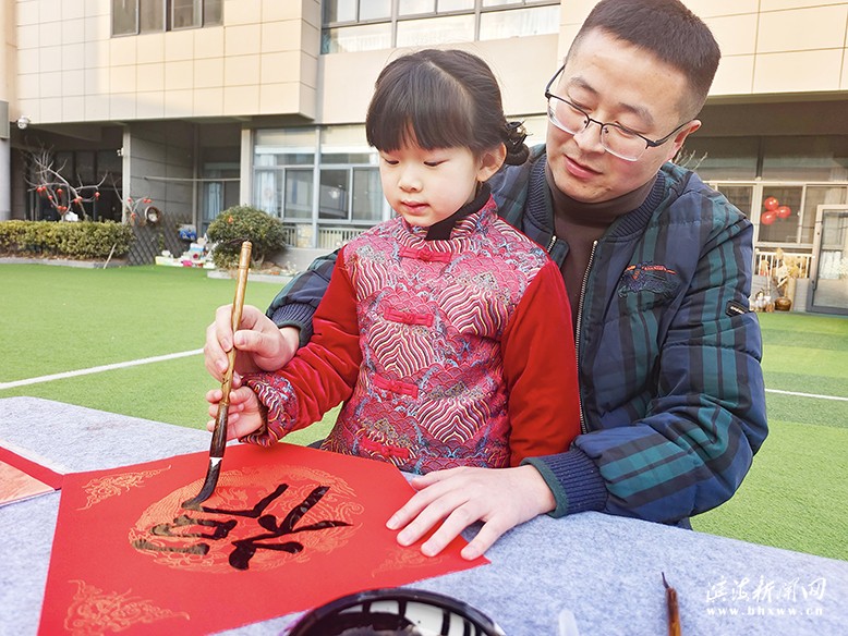 縣機(jī)關(guān)幼兒園舉行“迎新年、福來到”親子活動