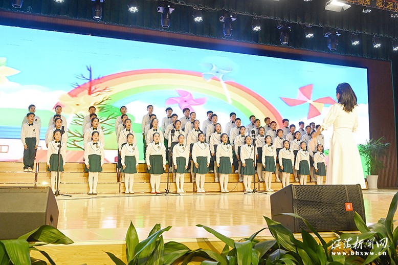 縣實(shí)驗(yàn)小學(xué)新建南路校區(qū)舉辦主題為“陽(yáng)光下成長(zhǎng)”的合唱比賽