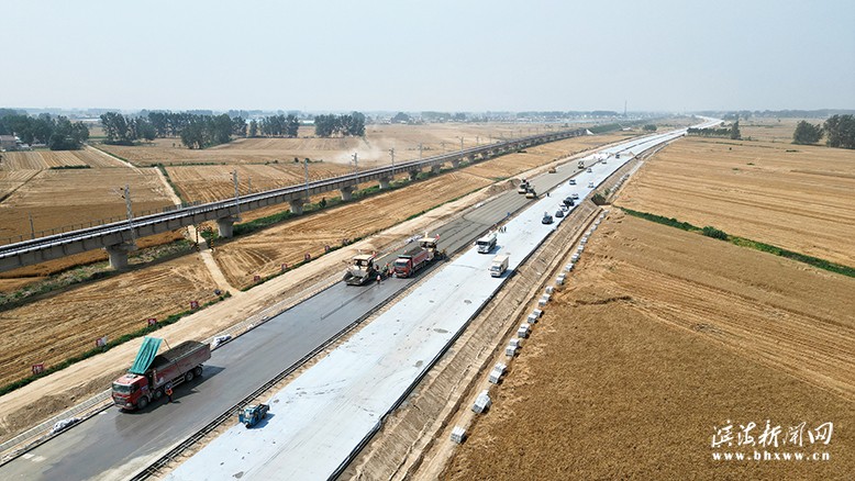 濱淮高速公路鹽城段路面1標(biāo)施工現(xiàn)場
