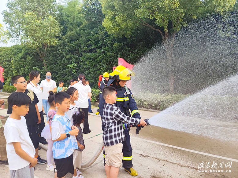 “七彩的夏日——‘童’行消防站，致敬火焰藍”研學(xué)活動