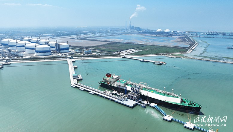 全球首艘第五代大型液化天然氣（LNG）運(yùn)輸船“綠能瀛”號(hào)向中國海油鹽城“綠能港”首次卸液